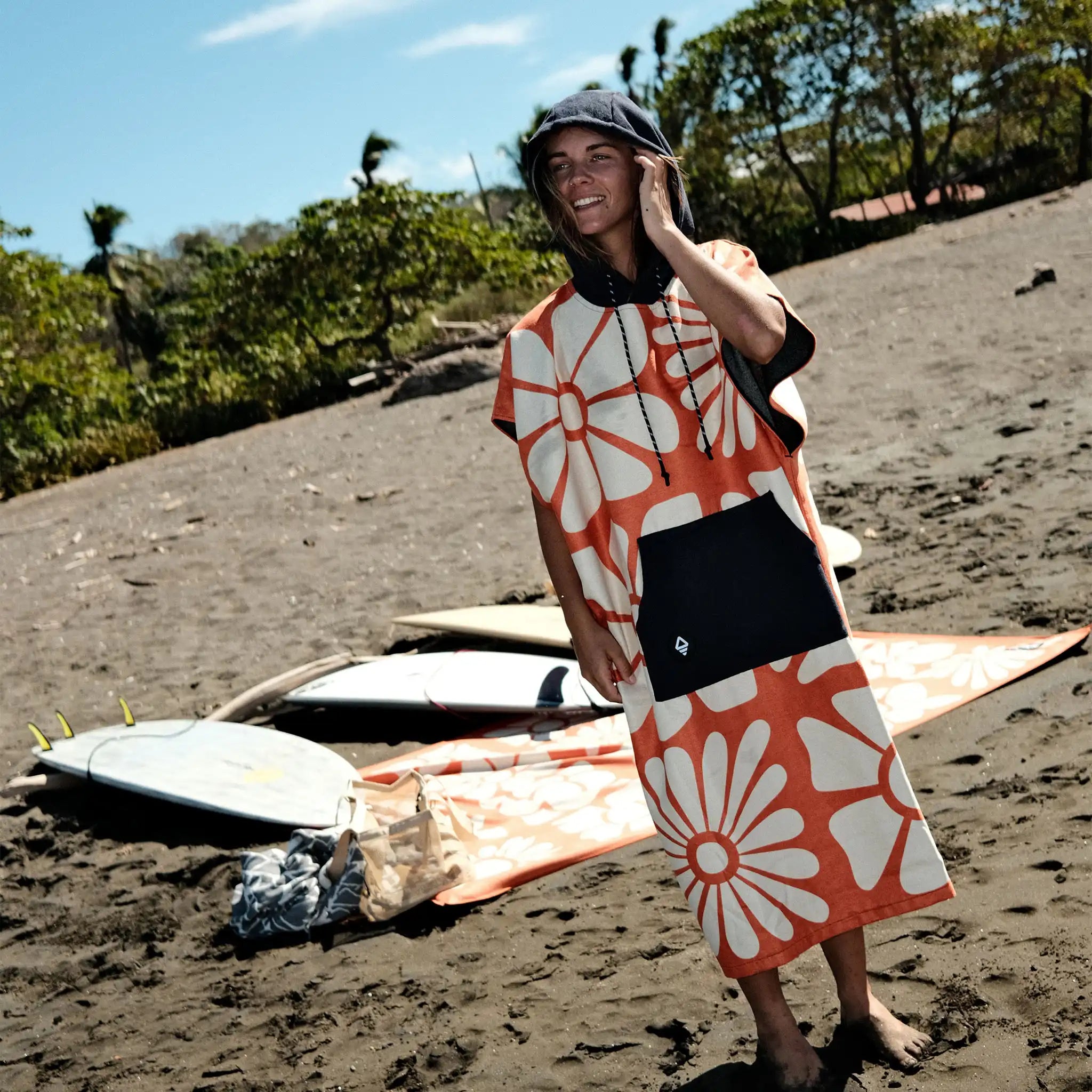 Changing Poncho: Big Flowers Expedition Orange – Nomadix