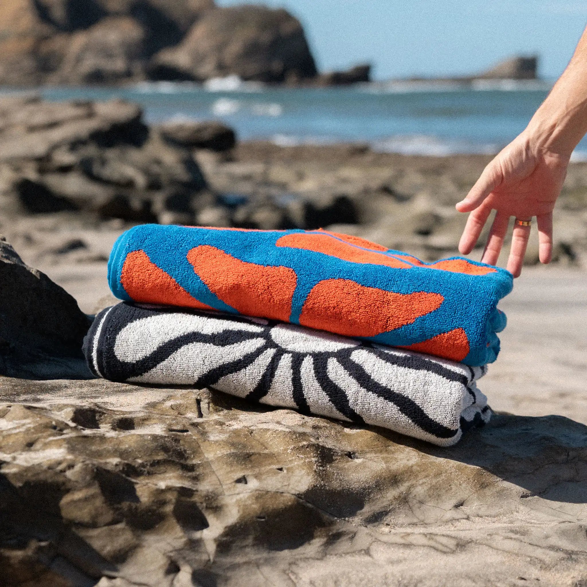 Organic Cotton Beach Towel: Lazy Daisy Black – Nomadix