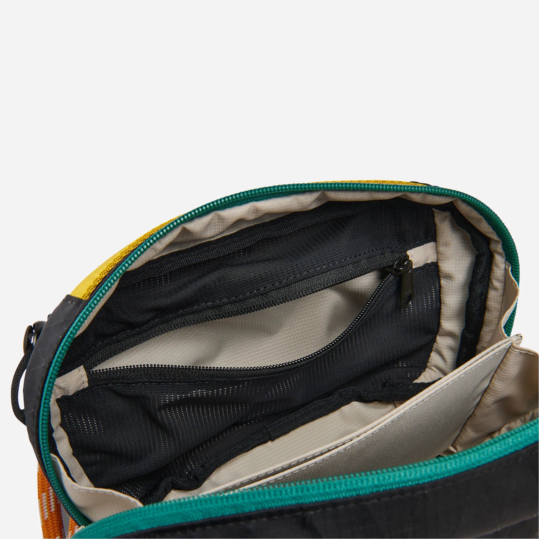 Traveler Tech Sling: Raven Black