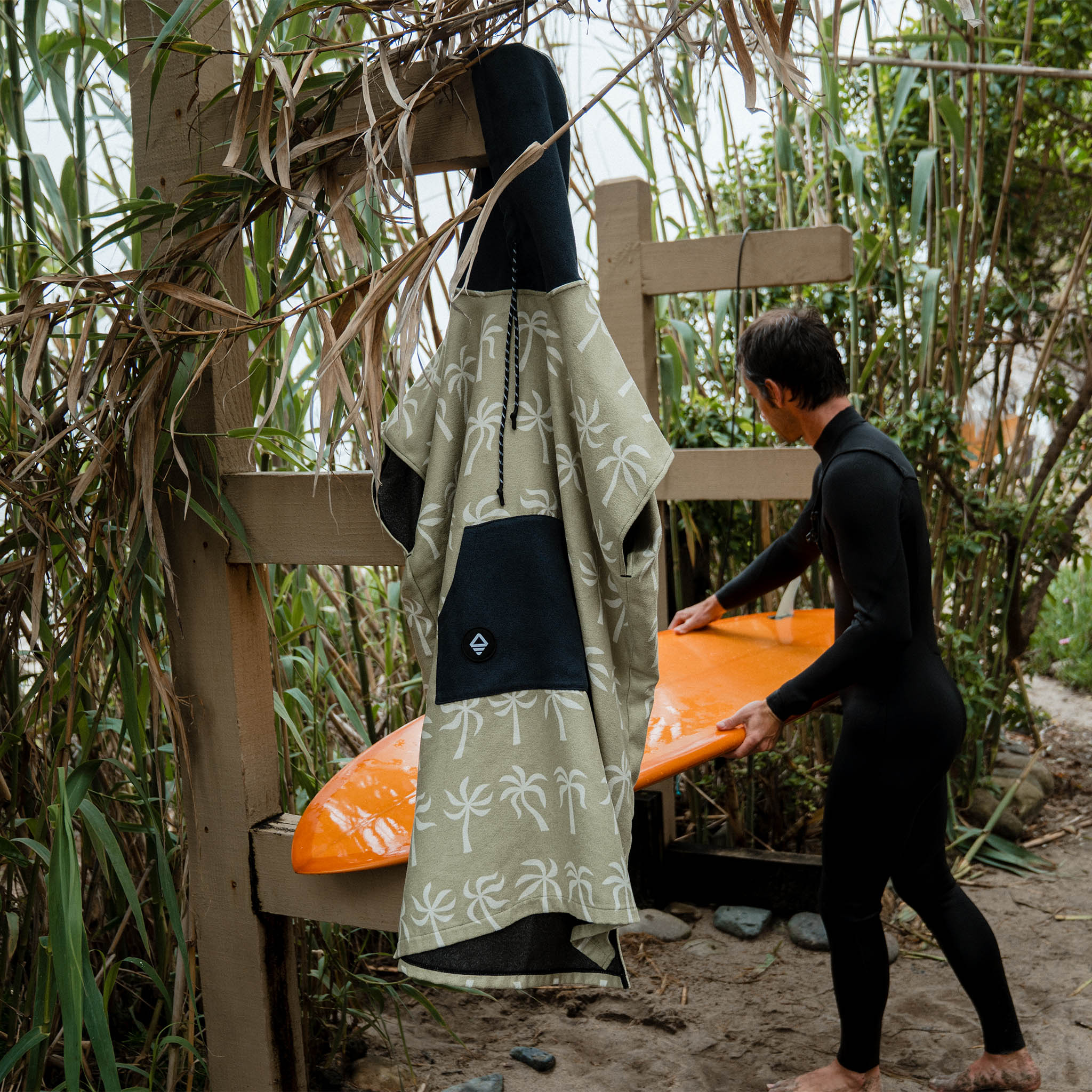 Changing Poncho: Breezy Palms Olive - Nomadix