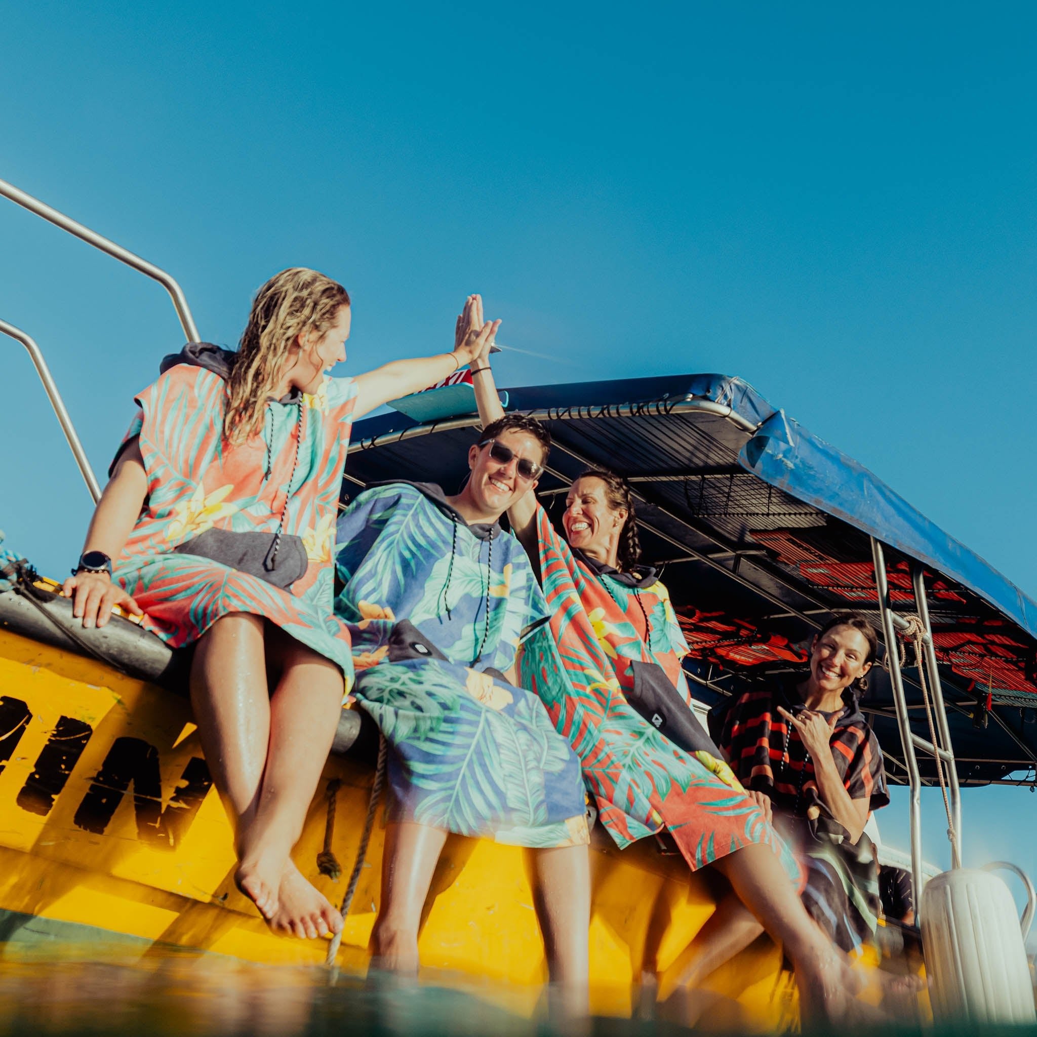 Changing Poncho: Palms Coral - Nomadix