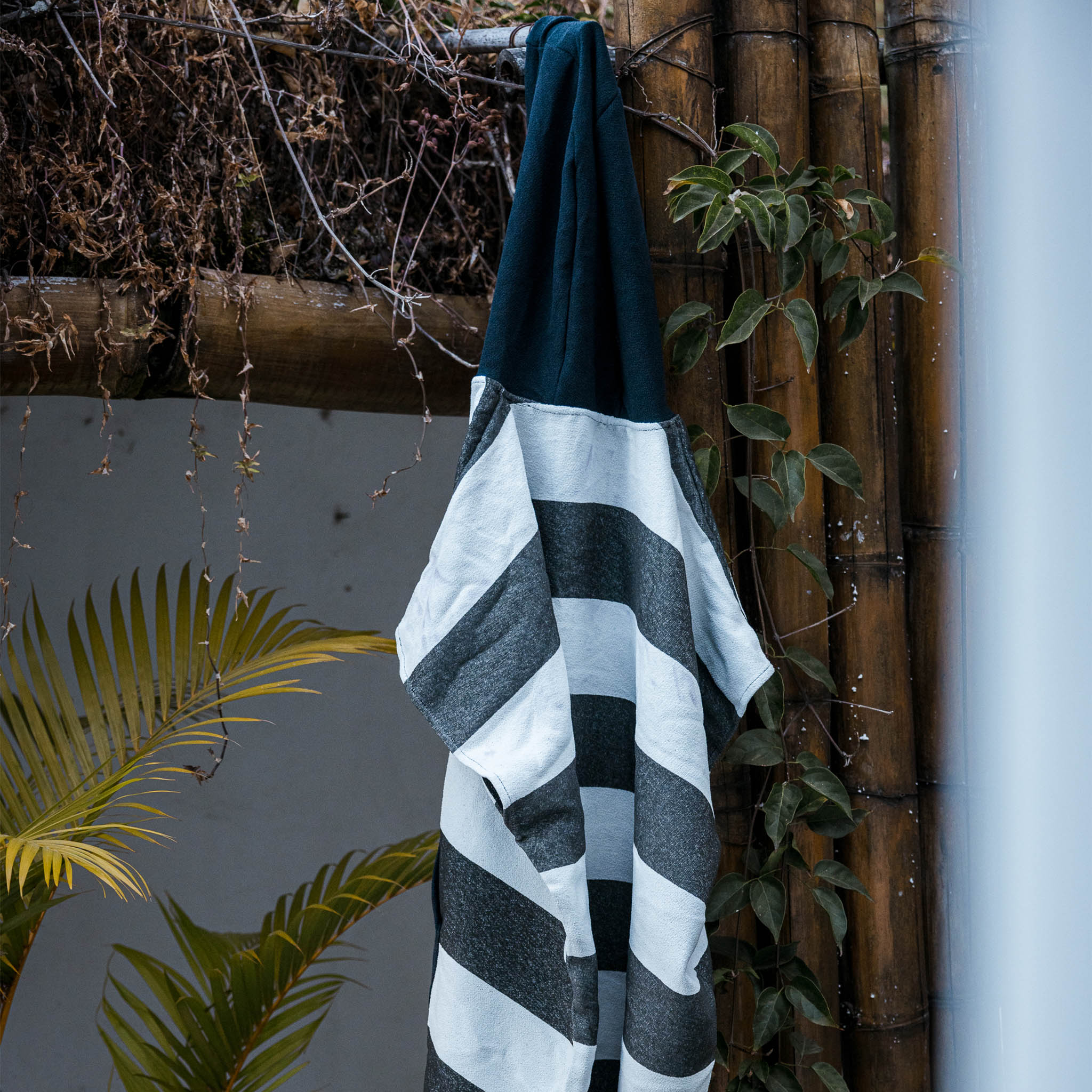 Changing Poncho: Stripes Noll Black - Nomadix