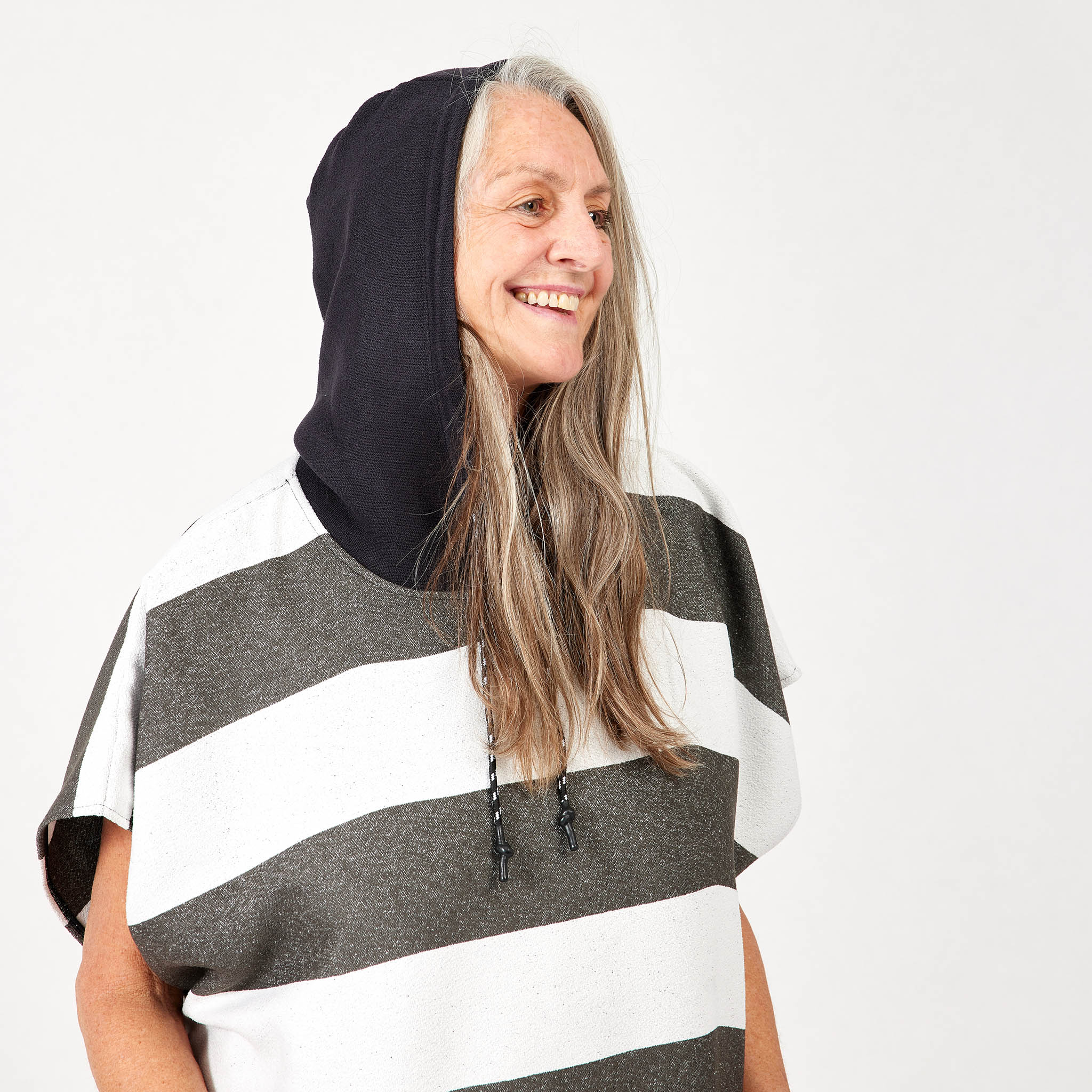 Changing Poncho: Stripes Noll Black - Nomadix