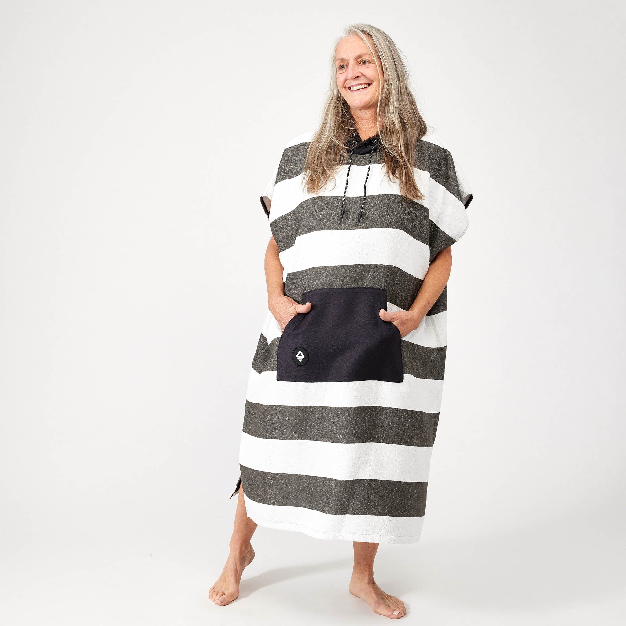 Changing Poncho: Stripes Noll Black - Nomadix