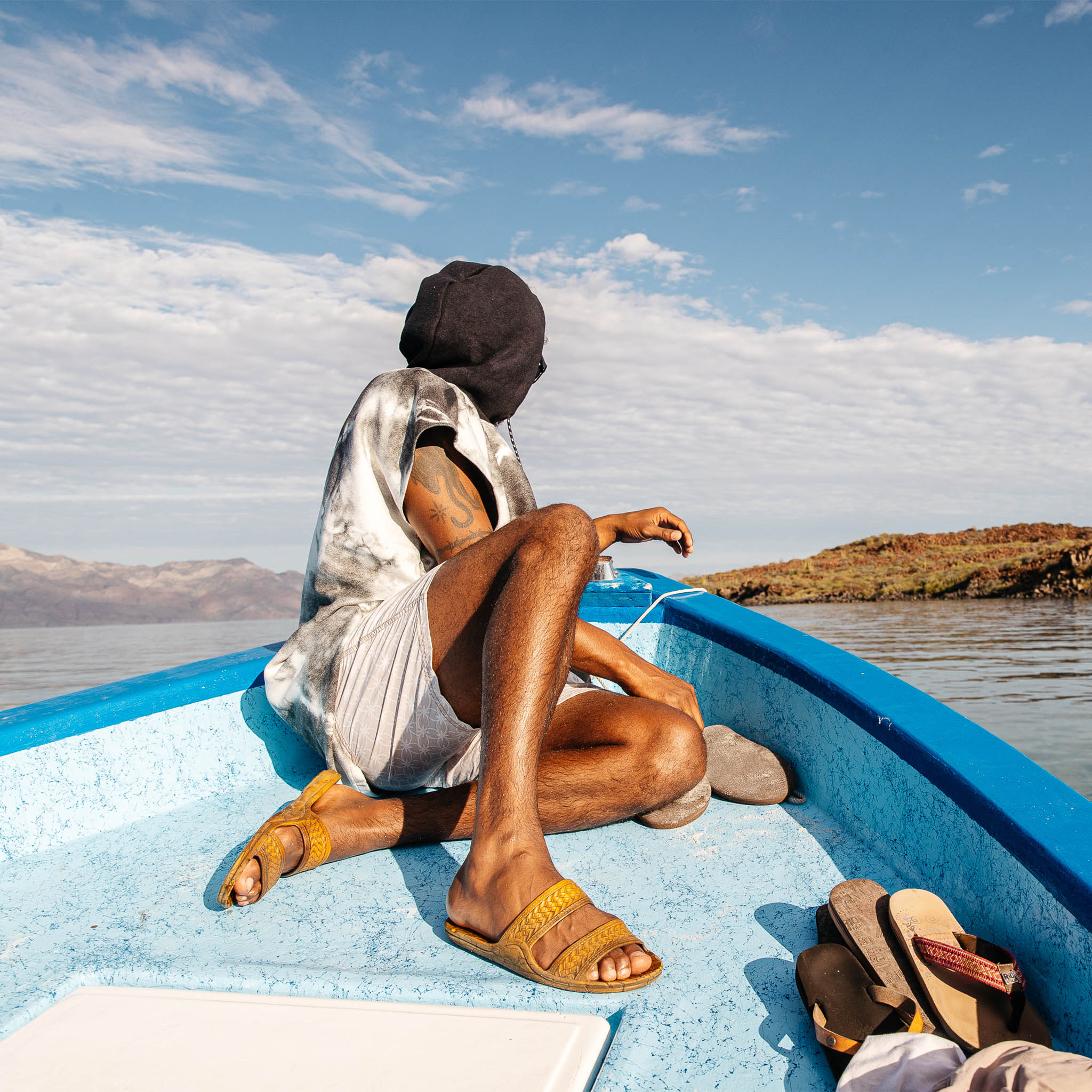 Changing Poncho: Tie - Dye Black and White - Nomadix