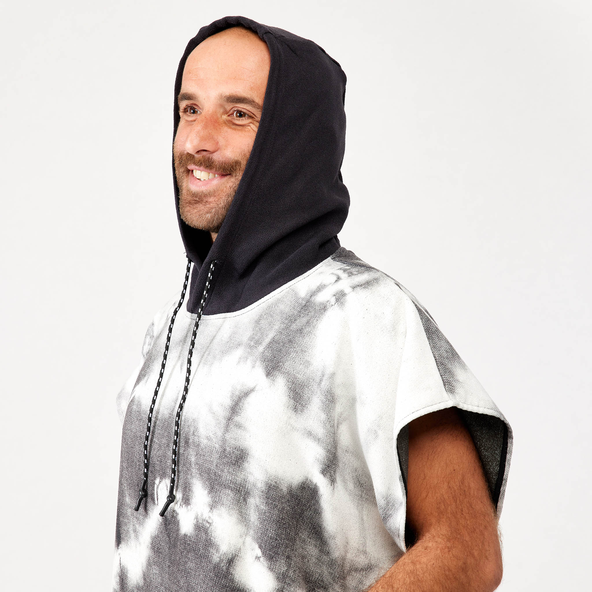 Changing Poncho: Tie - Dye Black and White - Nomadix