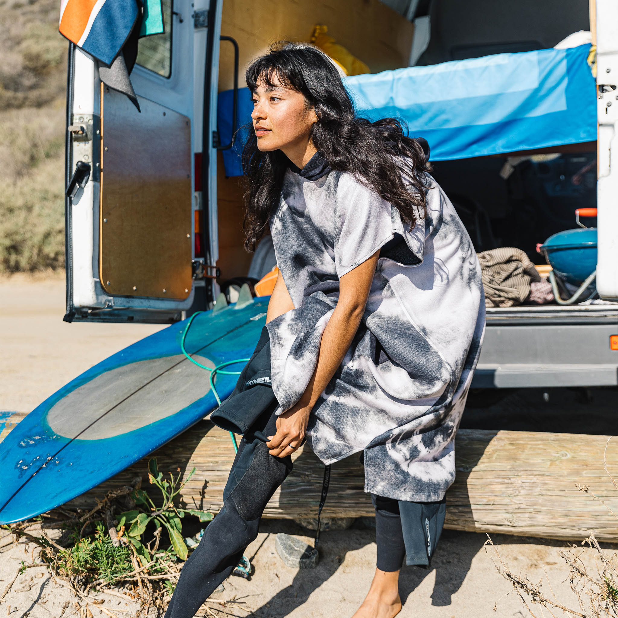 Changing Poncho: Tie - Dye Black and White - Nomadix