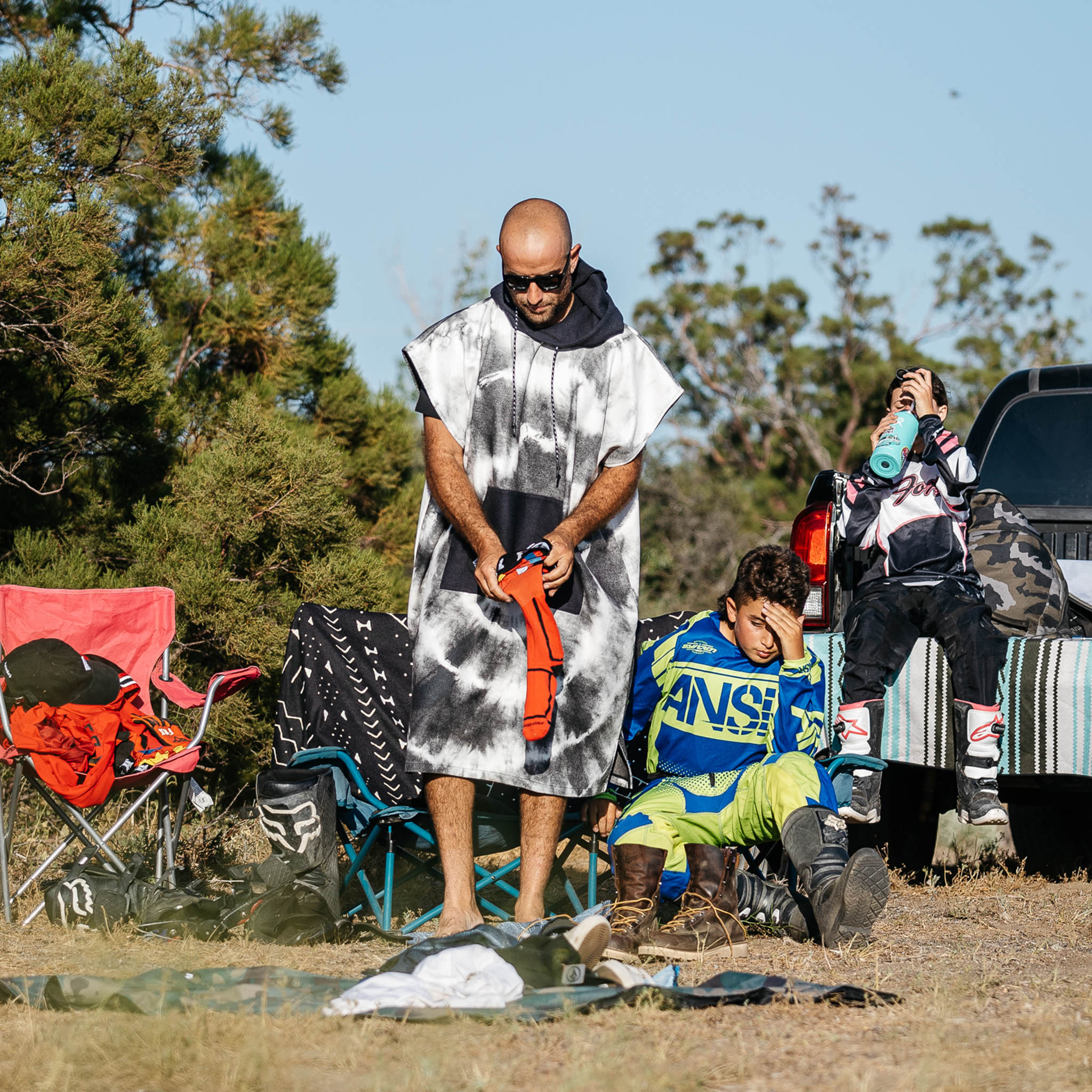 Changing Poncho: Tie - Dye Black and White - Nomadix