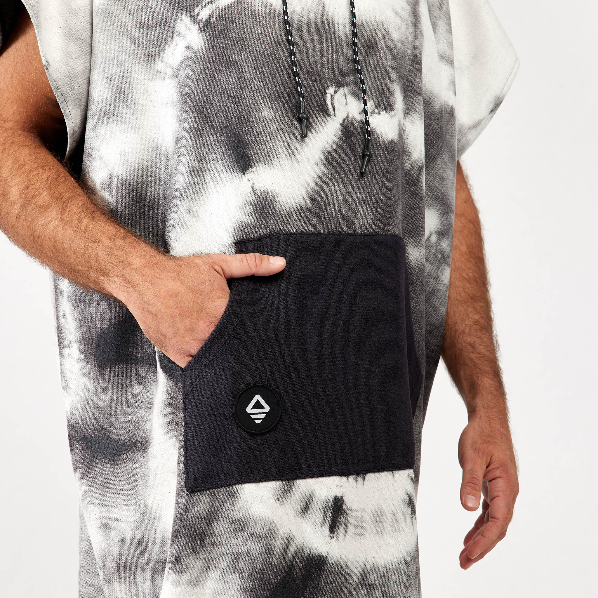 Changing Poncho: Tie - Dye Black and White - Nomadix
