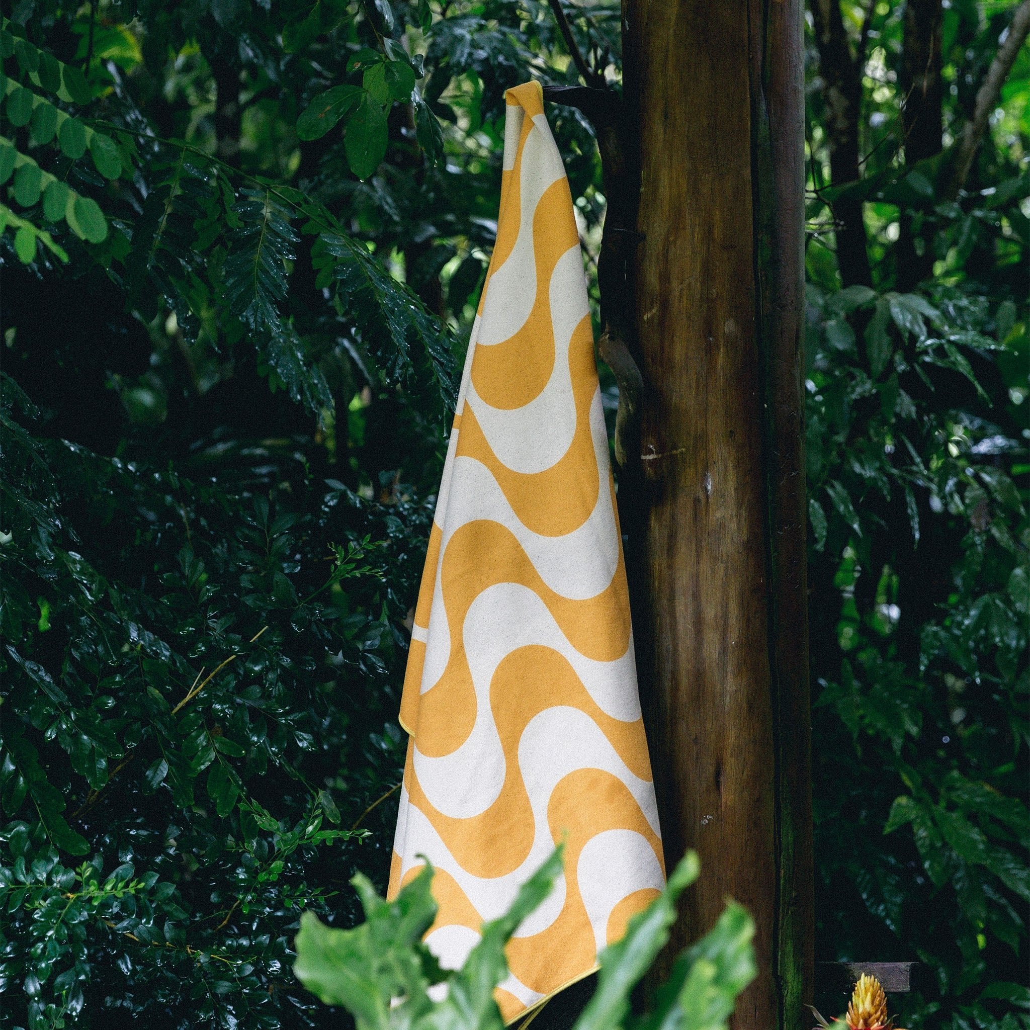 Copacabana Mango Original Towel | Yellow & White Beach Towel – Nomadix
