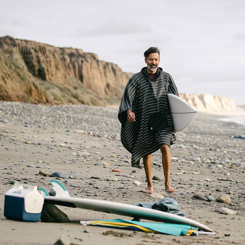 Poncho Towel: Pinner Black - Nomadix