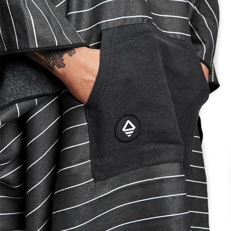 Poncho Towel: Pinner Black - Nomadix