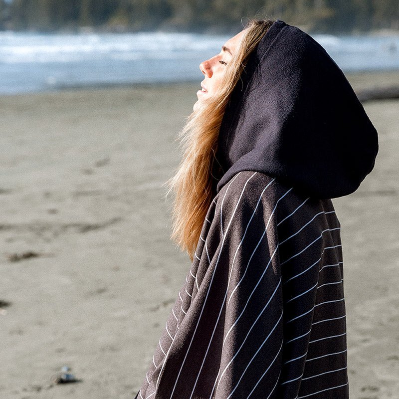 Poncho Towel: Pinner Black - Nomadix